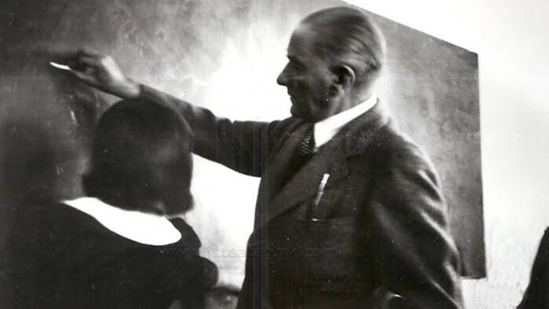 Atatürk’ün Başöğretmen Kimliği ve Eğitime Katkıları