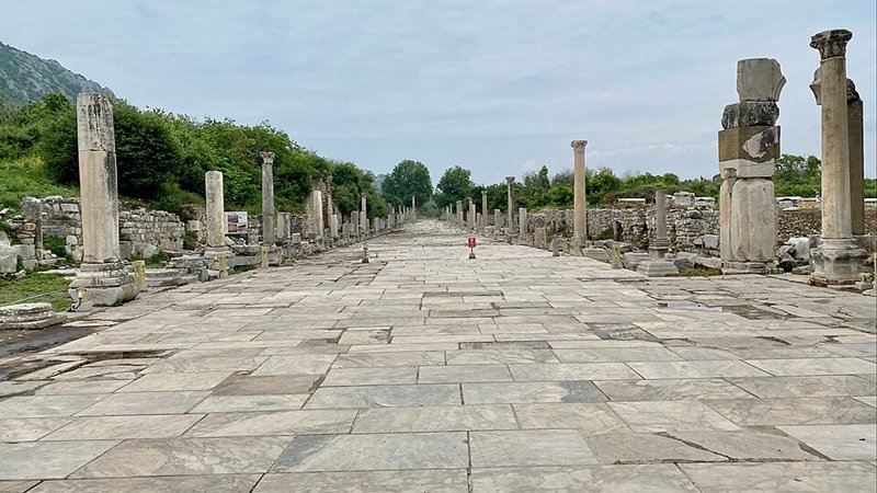 Efes Gezi Rehberi: Antik Bir Şehrin İçinde Yürümek