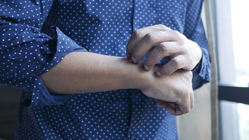 İnsan Vücudu Neden Kaşınır? Yaygın Sebepler ve Psikolojik Etkenler